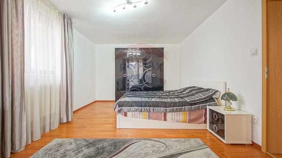 Casă cu 7 camere cu Teren 1167 Mp în Tractorul