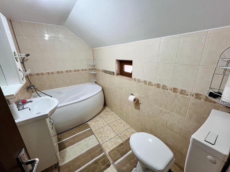 Casă cu 4 camere cu Teren 300 Mp în Central