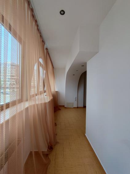 Apartament cu 4 camere decomandat, mobilat în Trocadero