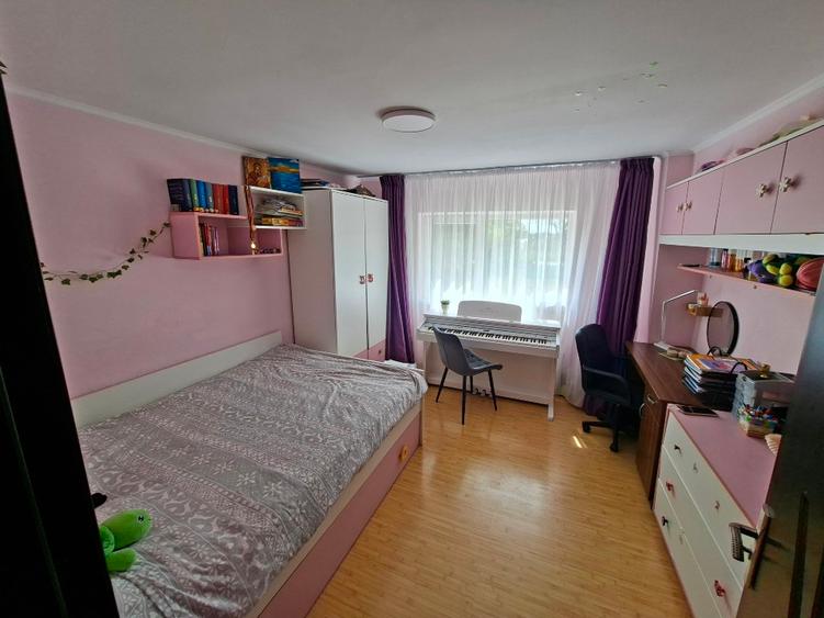 Apartament cu 3 camere decomandat în 1 Decembrie