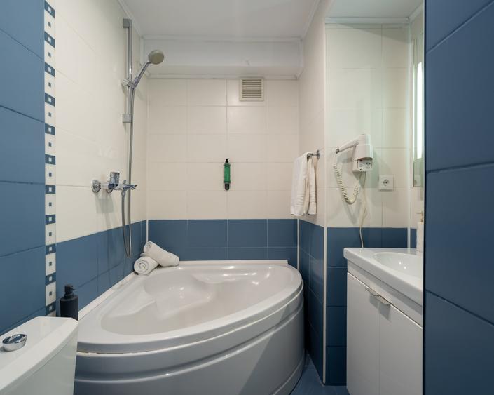 Apartament cu 3 camere semidecomandat în Universitate