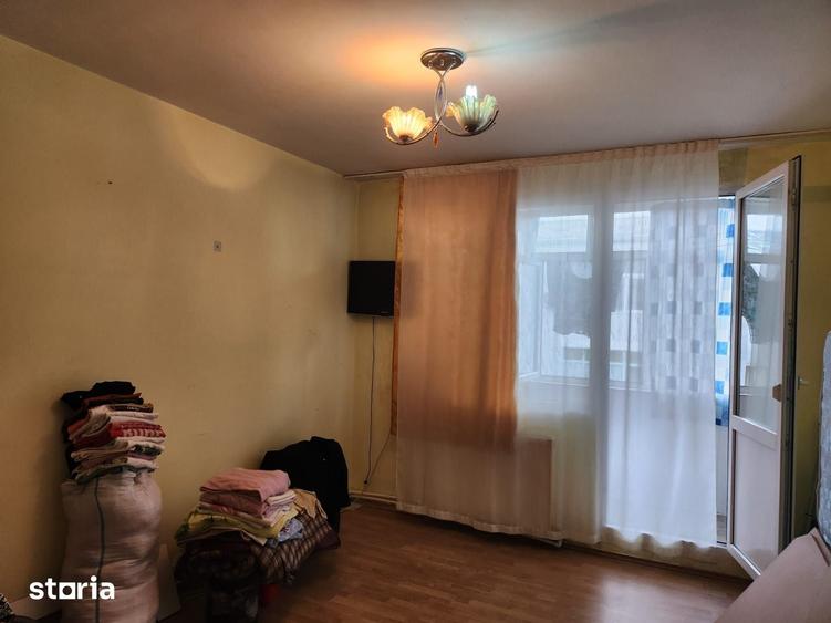 Apartament cu 3 camere semidecomandat în Republicii