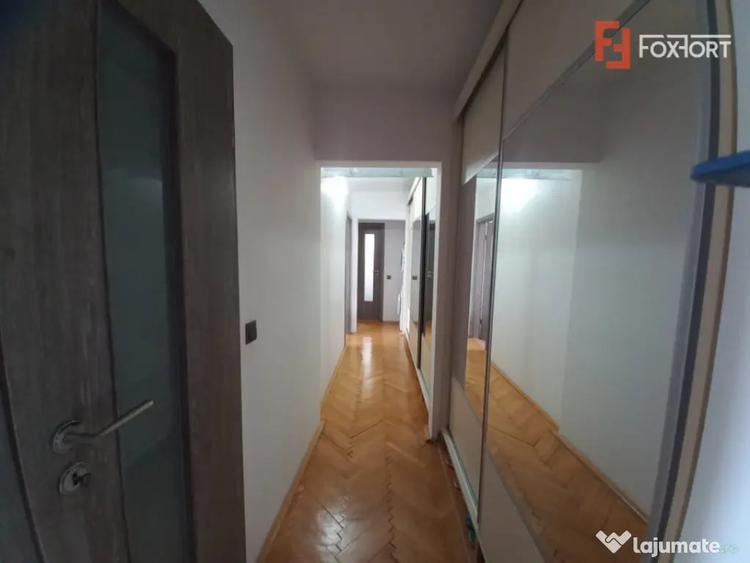 Apartament cu 3 camere decomandat în Lipovei