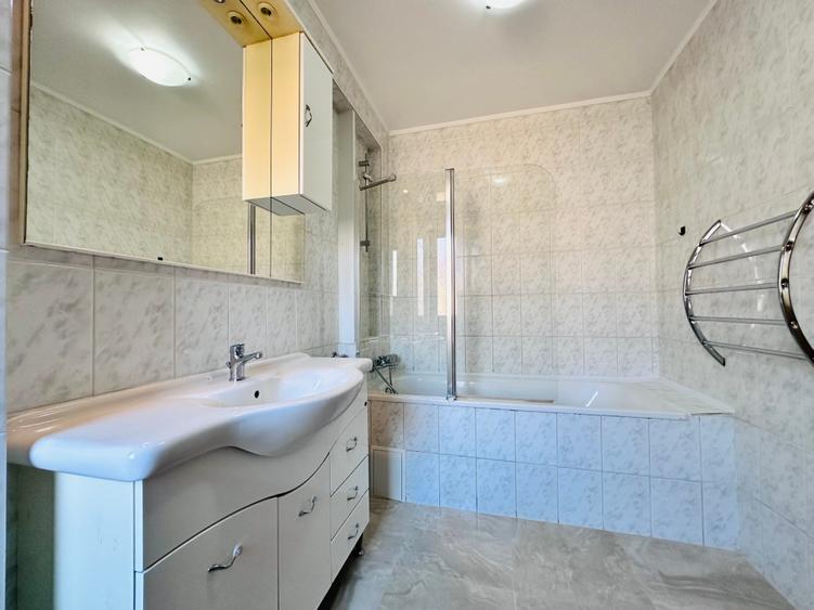 Casă cu 4 camere cu Canalizare în Central