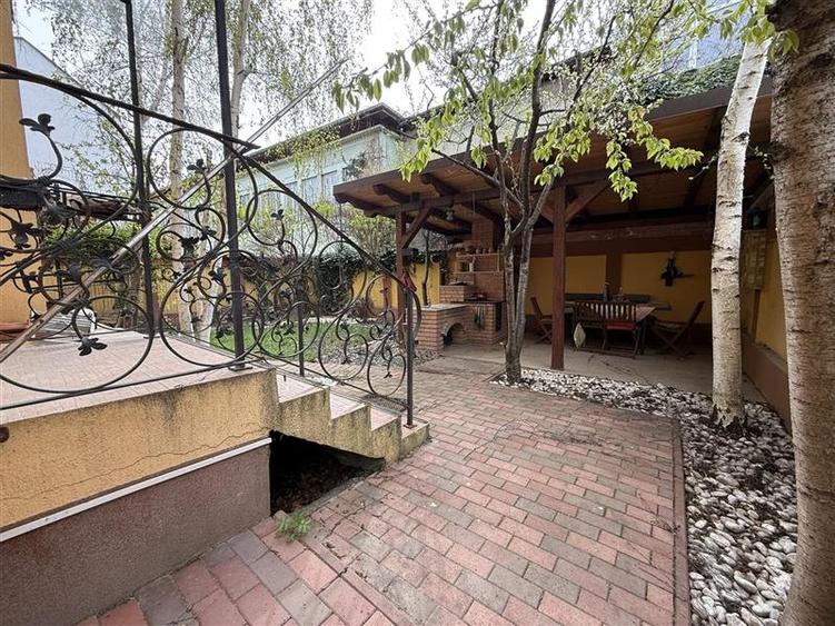 Casă individuală cu 8 camere cu Canalizare în Ultracentral