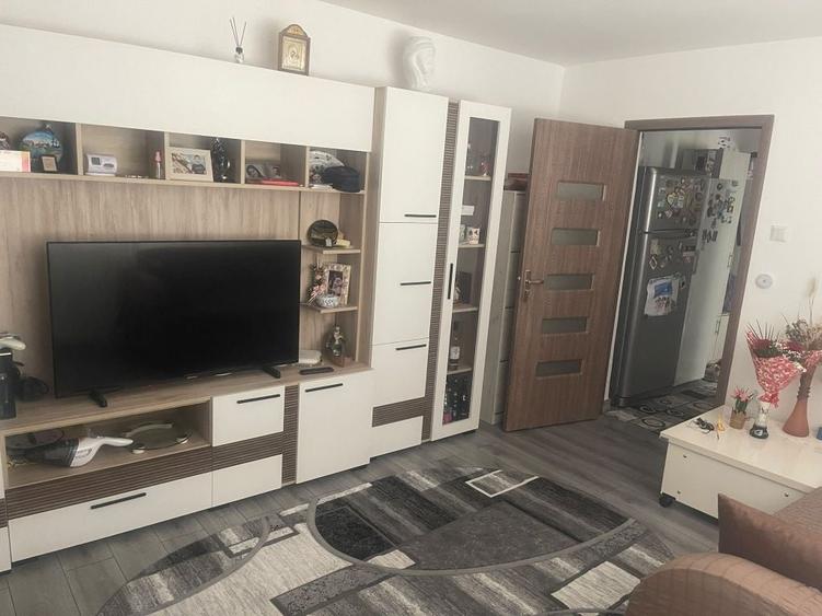 Apartament cu 3 camere semidecomandat în Central