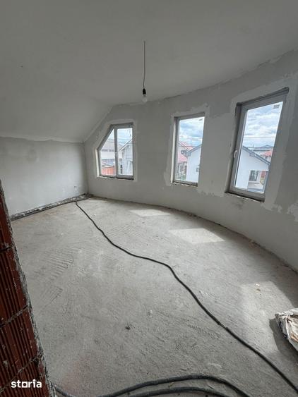 Casă cu 5 camere cu Teren 300 Mp în Sânmartin