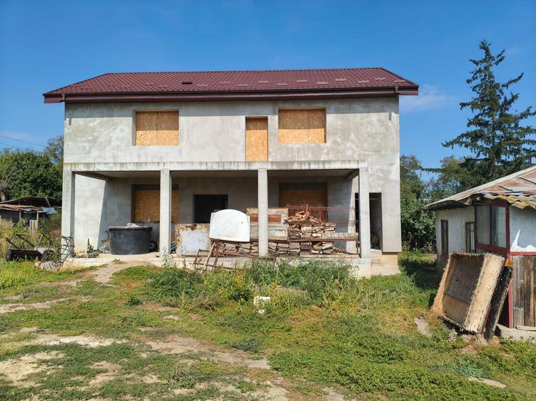 Casă cu 4 camere în Scânteiești