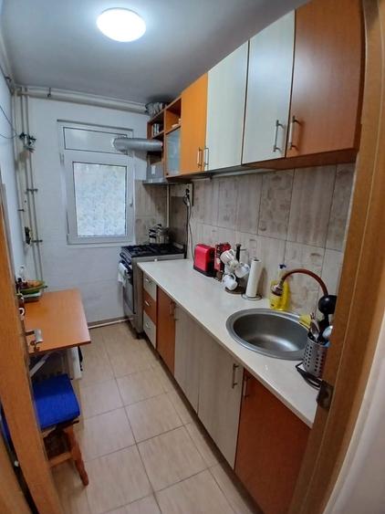 Apartament cu 3 camere semidecomandat în Eroii Revoluției