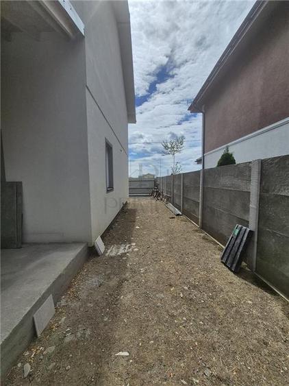 Duplex cu 4 camere cu Canalizare în Moșnița Nouă