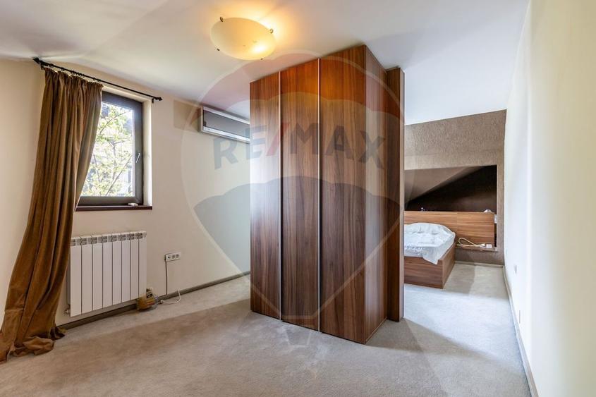 Casă individuală cu 4 camere cu Teren 1058 Mp în Central