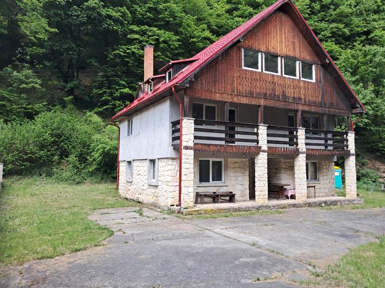 Casă individuală cu 9 camere cu Teren 750 Mp în Someșu Rece