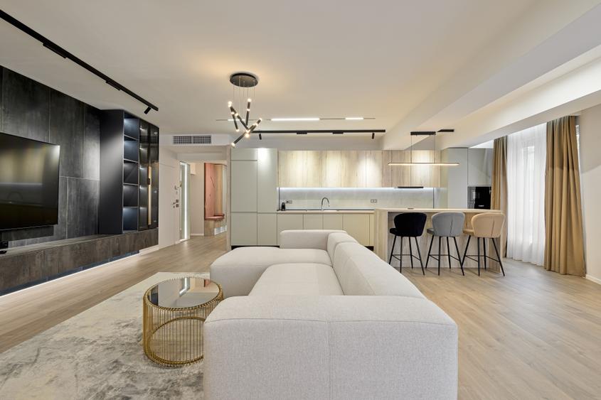 Apartament cu 3 camere semidecomandat în Aviației