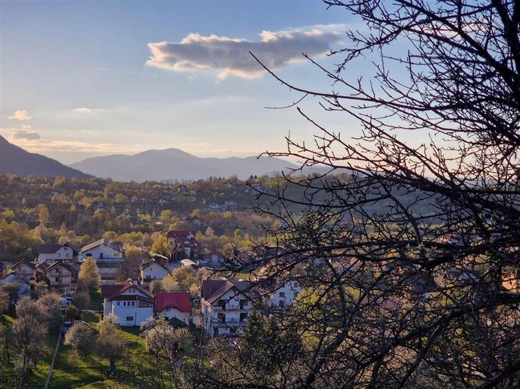 Casă individuală cu 6 camere cu Canalizare în Sohodol