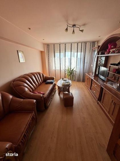 Apartament cu 3 camere decomandat în Craiovița Nouă