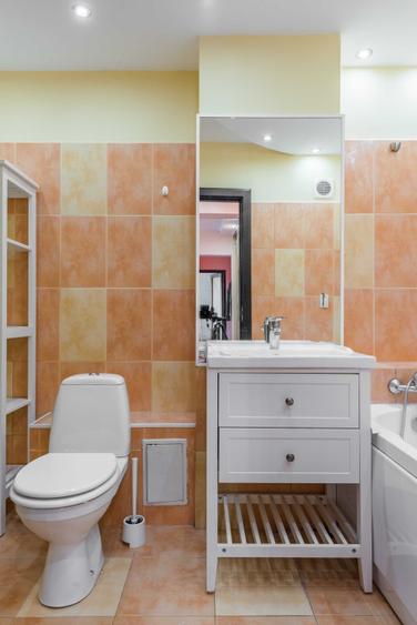 Apartament cu 3 camere semidecomandat în Victoriei