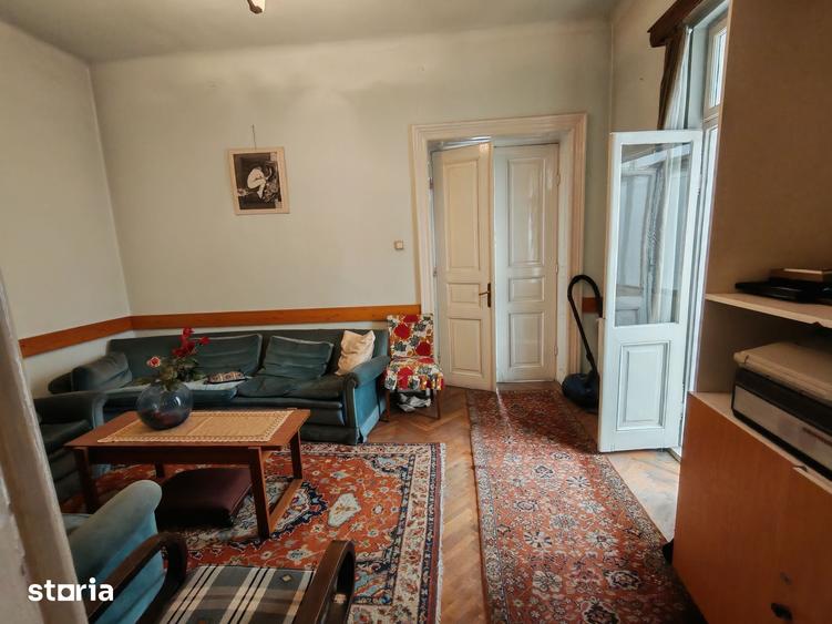 Casă cu 7 camere cu Teren 65 Mp în Centrul Civic