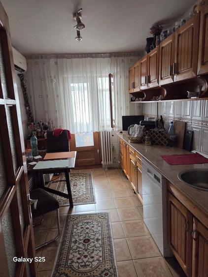 Apartament cu 3 camere decomandat în Republicii