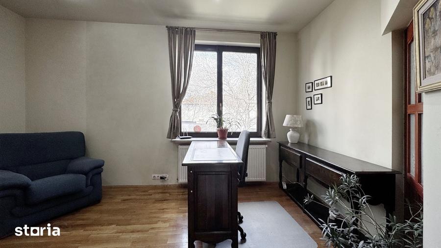Casă cu 8 camere cu Teren 280 Mp în Central