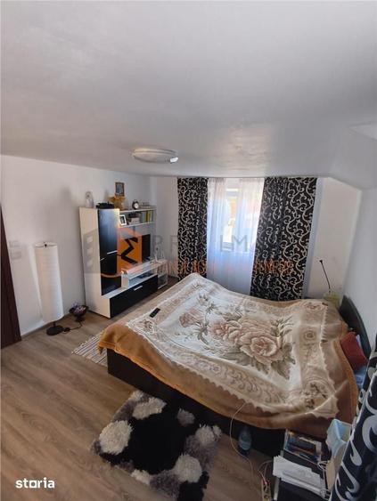 Casă cu 5 camere decomandat cu Teren 1350 Mp în Vintilă Vodă