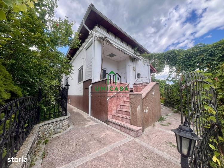 Casă cu 4 camere în Poenari