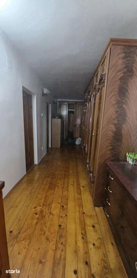 Casă cu 9 camere cu Teren 907 Mp în Central