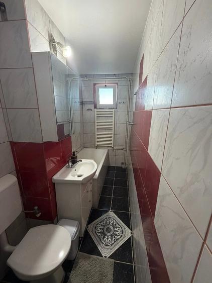 Apartament cu 3 camere semidecomandat în 9 Mai