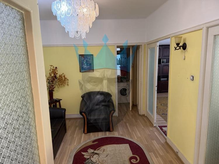 Apartament cu 3 camere semidecomandat, mobilat în P-ța Rosetti