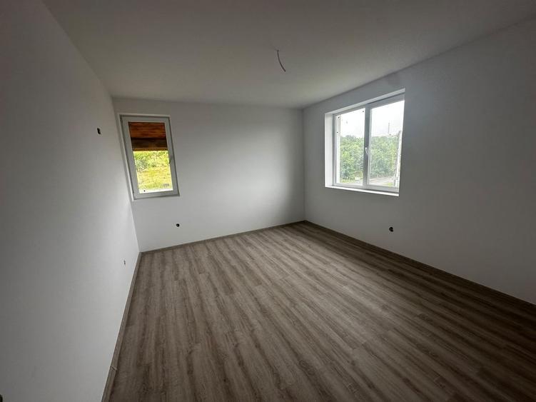 Duplex cu 5 camere cu Canalizare în Exterior Vest