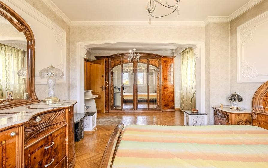 Apartament cu 4 camere decomandat în Drumul Taberei