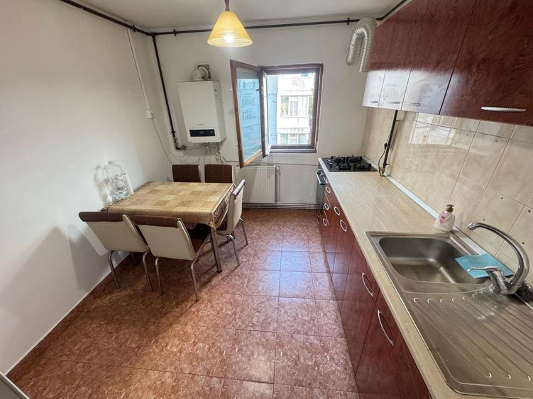 Apartament cu 4 camere decomandat în CET