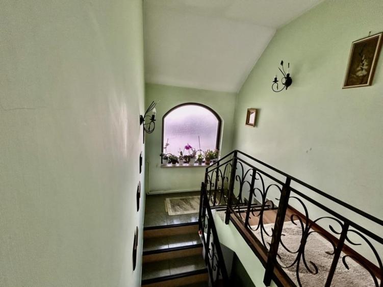 Casă individuală cu 6 camere în Central