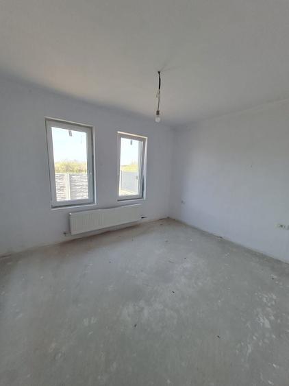 Duplex cu 4 camere cu Canalizare în Parța