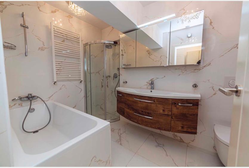 Apartament cu 4 camere decomandat în P-ța Unirii