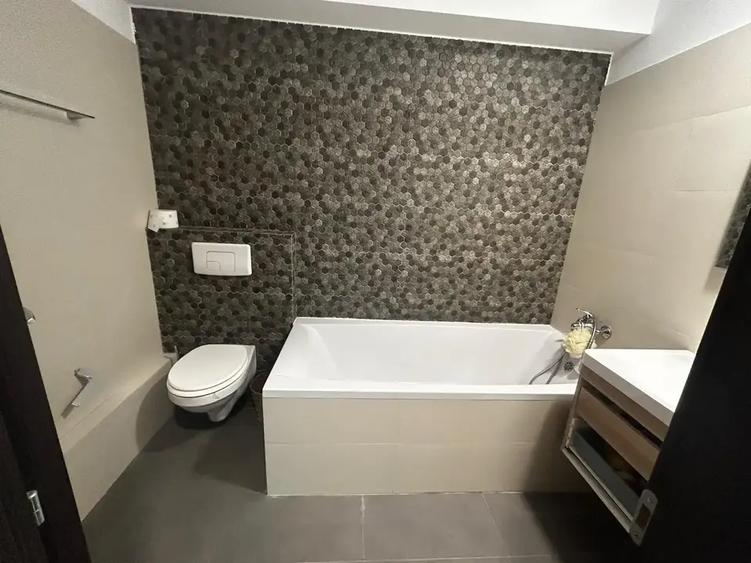 Apartament cu 4 camere decomandat în Parcul Carol