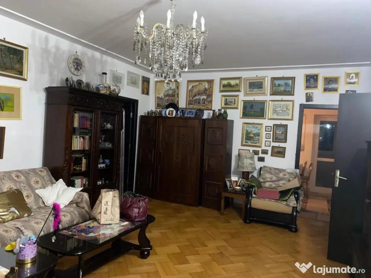 Apartament cu 4 camere semidecomandat în Universitate