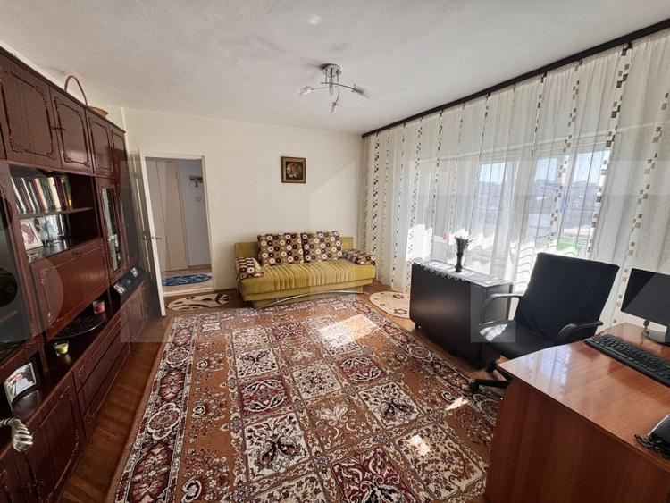 Apartament cu 3 camere semidecomandat, mobilat în Central — fotografia 1