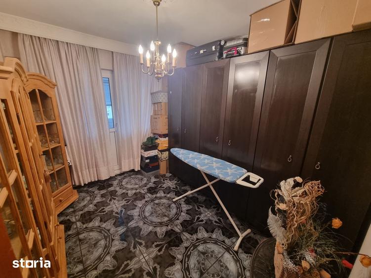 Apartament cu 4 camere decomandat în Delfinariu