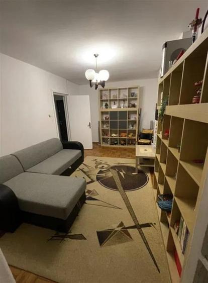 Apartament cu 3 camere decomandat, mobilat în Berceni