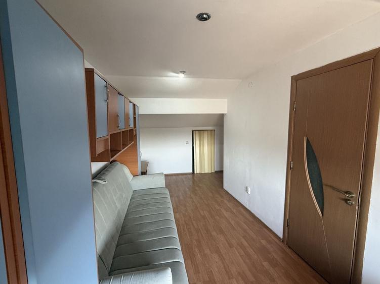 Apartament cu 4 camere semidecomandat, mobilat în Aradului