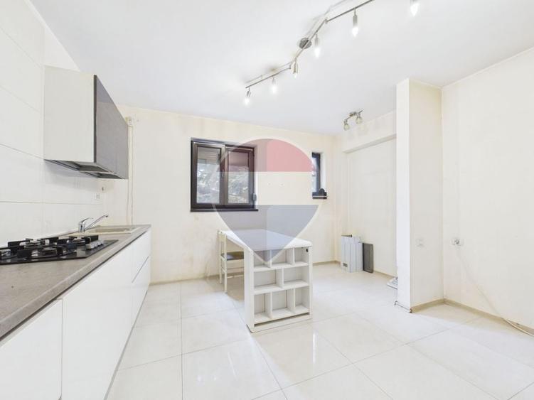 Casă individuală cu 4 camere cu Teren 565 Mp în Central
