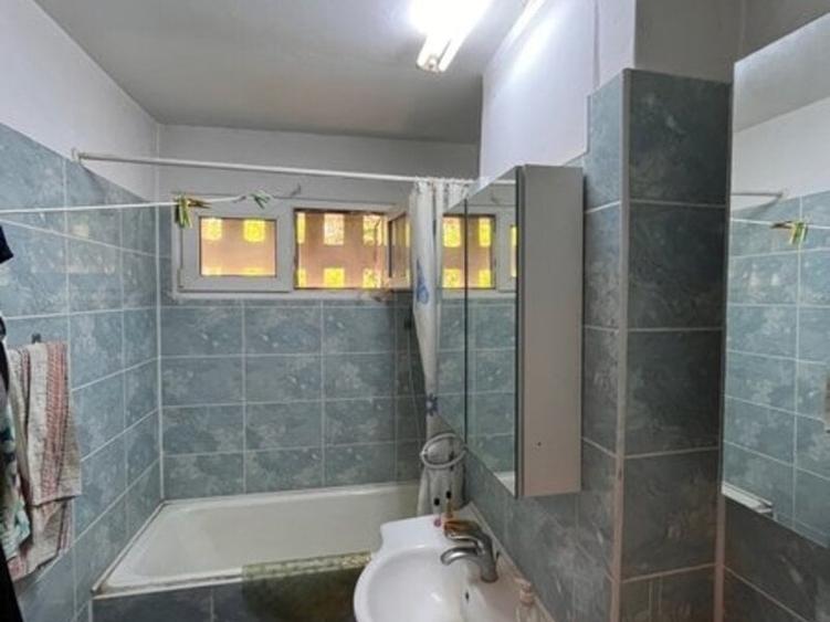 Apartament cu 3 camere semidecomandat în Titan