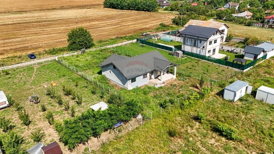 Casă cu 4 camere cu Teren 1007 Mp în Sud