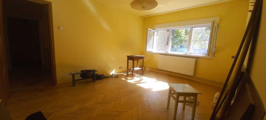 Apartament cu 3 camere semidecomandat în Circumvalațiunii