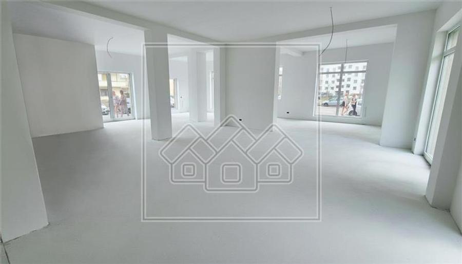 Spațiu comercial, de 620 mp, în Exterior Sud