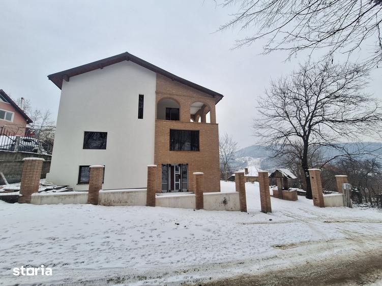 Casă cu 8 camere cu Teren 1000 Mp în Bujoreni