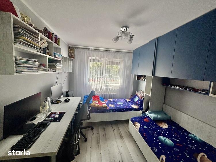 Apartament cu 4 camere decomandat în Central