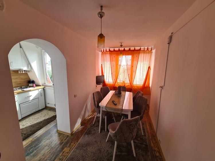 Apartament cu 4 camere decomandat, mobilat în Sărari