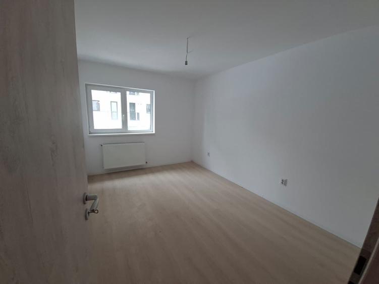 Apartament cu 4 camere semidecomandat în Sud