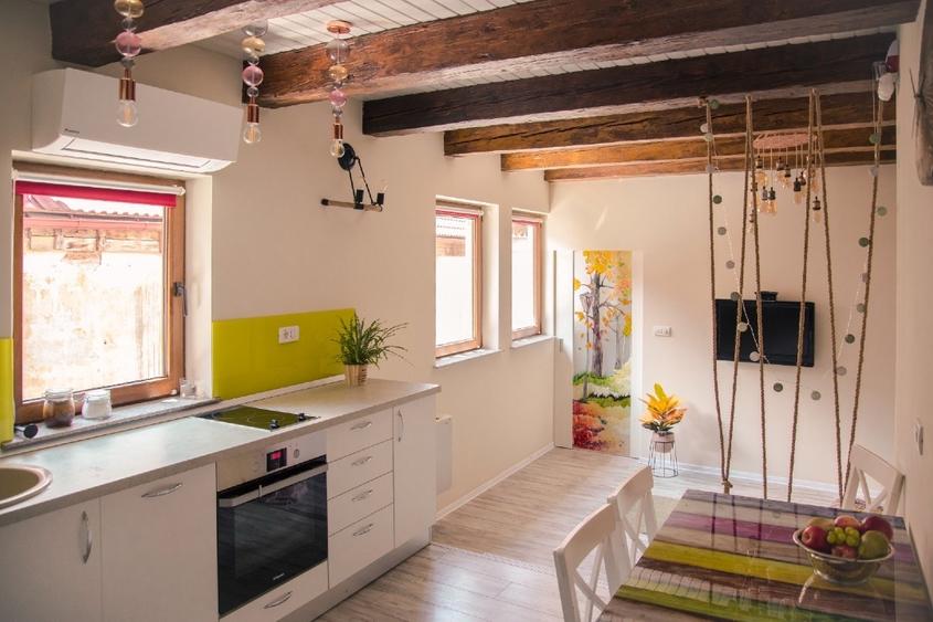 Apartament cu 5 camere decomandat, mobilat în Centrul Istoric